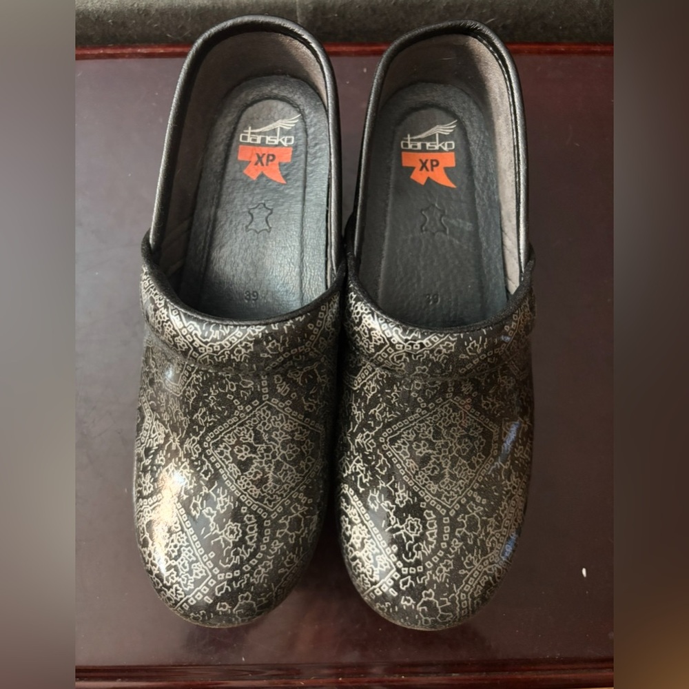 Dansko Black Textured Sole Clogs. Size 39 NWOT